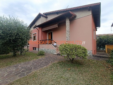 Foto Villa unifamiliare in VIA PALAZZOLO, Palosco di 199 m² con 7 locali