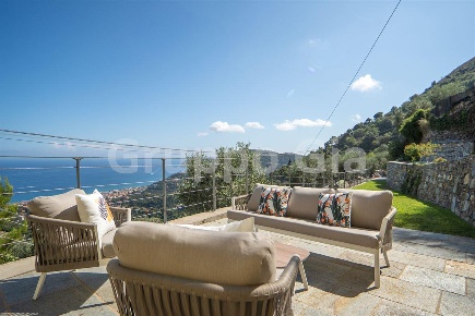 Foto Villa unifamiliare a Alassio di 130 m² con 4 locali in vendita