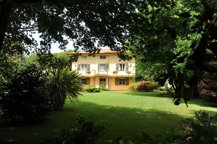 Foto Villa unifamiliare a Massa Ronchi - Poveromo di 450 m² con 8 locali