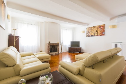 Foto Appartamento in Via Nazario Sauro 64, Modena Centro Storico di 155 m²