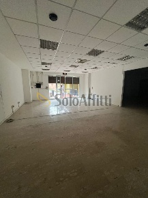 Foto Locale commerciale a Frosinone Tribunale di 130 m² con 2 locali