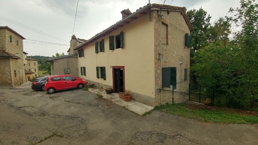 Foto Appartamento in Via Castello 35, Zocca di 135 m² con 6 locali