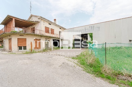 Foto Magazzino in via meschio, Montebelluna Centro di 2050 m² in vendita
