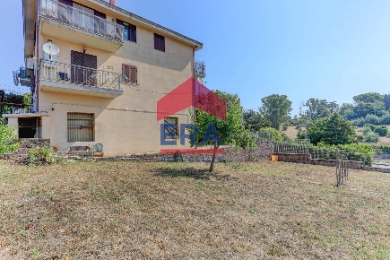 Foto Box in Via Bellosguardo, Roma Trigoria di 90 m² con 2 locali