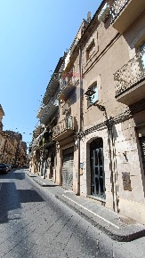 Foto Appartamento in Via Roma, Enna Centro di 158 m² con 10 locali