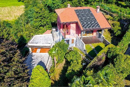 Foto Villa singola in Via Rebolgiane, Laveno-Mombello Laveno di 190 m²