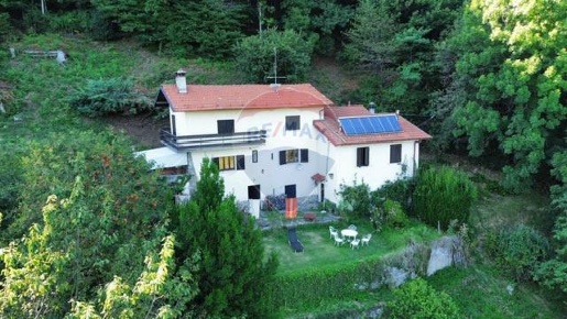 Foto Casa indipendente in via croci, Agra di 205 m² con 5 locali in vendita