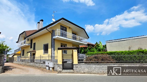 Foto Villa unifamiliare in Via Montimperiale, Cameri di 360 m² con 7 locali