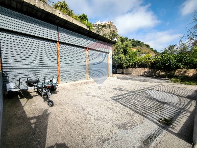 Foto Box in Via Branco, Taormina Centro di 108 m² con 3 locali in vendita