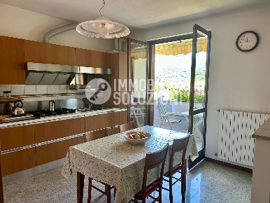 Foto Appartamento in Via Rivi, Zandobbio Centro di 92 m² con 3 locali