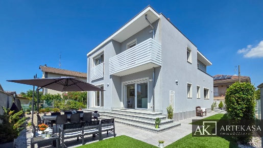 Foto Villa unifamiliare in Via Respighi, Novara Torrion Quartara di 250 m²