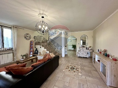 Foto Villa a schiera a Sannazzaro de' Burgondi Centro di 201 m² in vendita