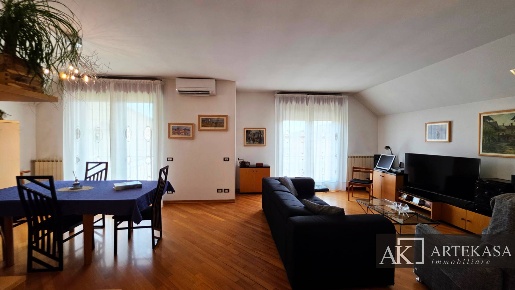Foto Villa bifamiliare in Via Montimperiale, Cameri di 360 m² con 7 locali