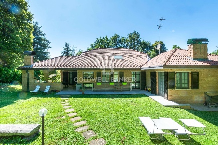 Foto Villa singola in Via Del Golf, Carimate Centro di 717 m² con 10 locali