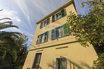 Foto Casa indipendente a Genova Molassana di 141 m² con 8 locali in vendita