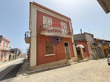 Foto Casa indipendente in Via Diego Arangio, Pachino Centro di 180 m²
