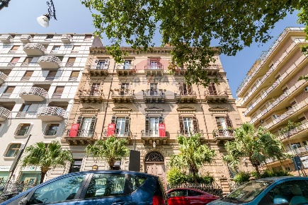 Foto Locale commerciale in Via Libertà, Palermo di 375 m² con 3 locali