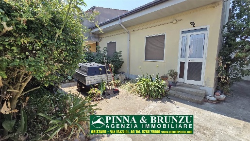 Foto Villa a schiera in Via Azuni 61, Nurachi di 88 m² con 5 locali