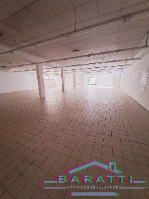 Foto Attività commerciale a Bondeno Centro di 757 m² con 4 locali