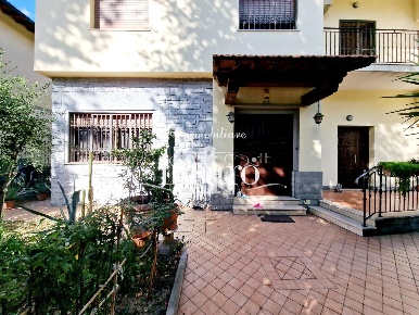 Foto Casa indipendente a Firenze Brozzi di 300 m² con 8 locali in vendita