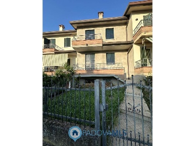 Foto Villa a schiera a Due Carrare Centro di 157 m² con 5 locali in vendita