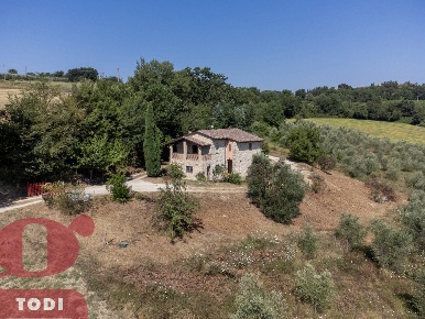 Foto Rustico in Via Bagnemigni 10, Todi di 240 m² con 6 locali in vendita
