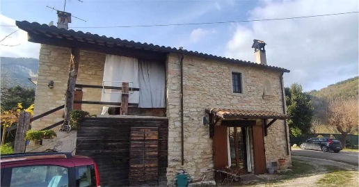 Foto Villa unifamiliare in Via Parrocchia Sant'Anna del Furlo, Fossombrone