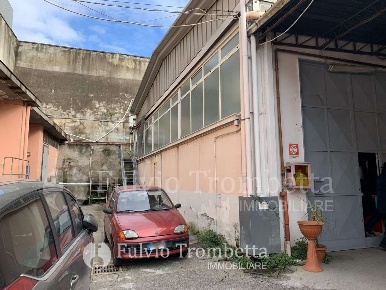 Foto Capannone industriale a Napoli di 550 m² con 4 locali in vendita