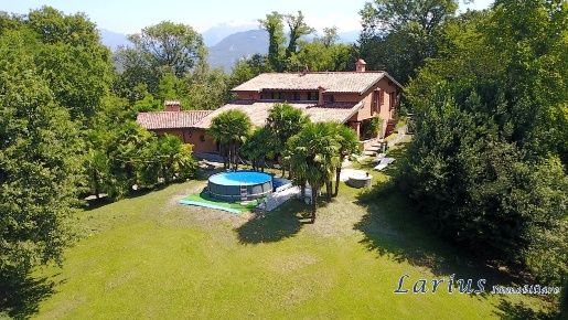 Foto Villa unifamiliare in via Ariosto, Cesana Brianza di 525 m² in vendita