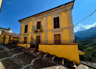Foto Villa unifamiliare in Via Rossetti, Farindola Centro di 303 m²