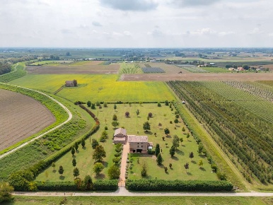 Foto Villa unifamiliare in Via Forna 0, Carpi di 200 m² con 8 locali