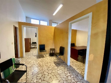 Foto Negozio a Reggio nell'Emilia di 41 m² con 3 locali in affitto