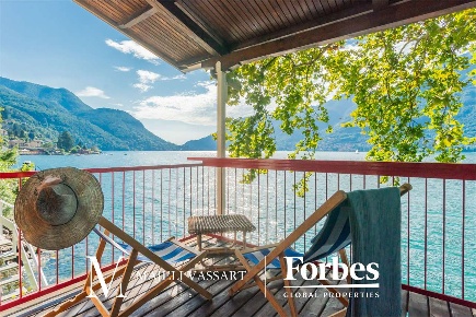Foto Villa unifamiliare a Faggeto Lario di 174 m² con 7 locali in vendita