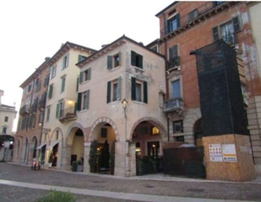 Foto Negozio in Piazzetta Pescheria, Verona Centro Storico di 217 m²