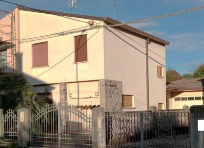 Foto Villa bifamiliare in Via San Pio Xᵒ, Tombolo Centro di 130 m² all'asta