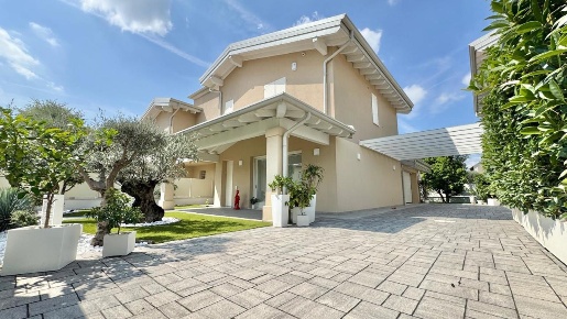 Foto Villa bifamiliare a Ghedi di 224 m² con 4 locali in vendita