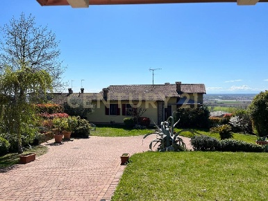 Foto Villa unifamiliare in Via Rittatore Von Willer 42/C, Cavriana Centro