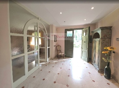 Foto Villa singola a Massa di 495 m² con 16 locali in vendita