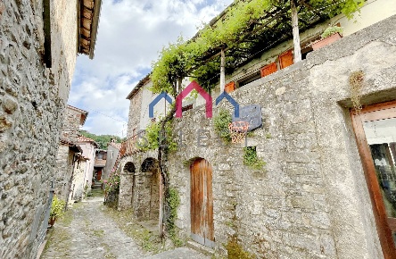 Foto Case semi ndipendenti a Borgo a Mozzano di 180 m² con 4 locali