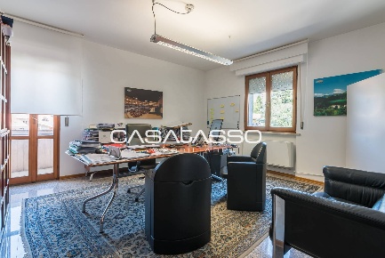 Foto Ufficio in Via Weiden, Macerata Centro di 1100 m² con 33 locali