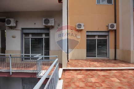 Foto Locale commerciale in Corso del Popolo, Paternò di 60 m² con 1 locali