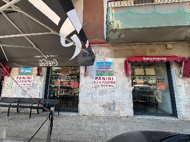 Foto Negozio in Via della Pentapoli, Priolo Gargallo di 443 m² in vendita