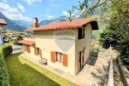 Foto Villa singola a Darfo Boario Terme Centro di 200 m² con 4 locali