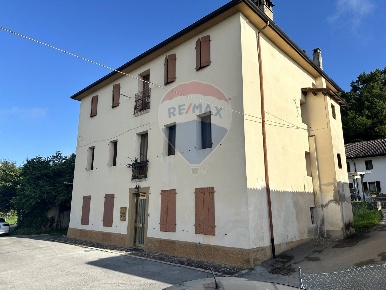 Foto Appartamento in Via Agordo, Belluno Centro di 118 m² con 4 locali