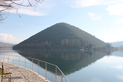 Foto Appartamento in Via Bilocale Piediluco via di mezzo 23, Terni di 45 m²