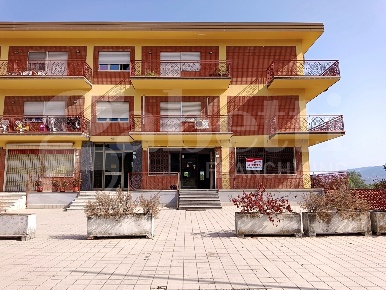 Foto Negozio in Via Carlo Carrà 11, Rende Saporito di 130 m² con 2 locali