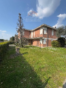 Foto Villa singola a Costa di Rovigo di 204 m² con 8 locali in vendita