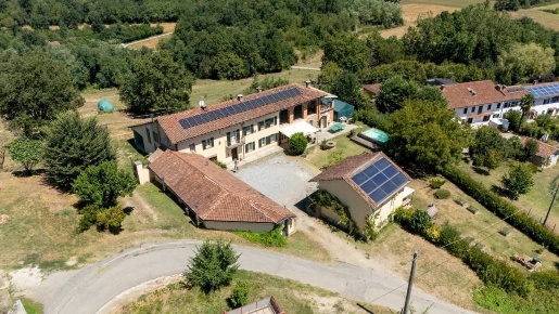 Foto Rustico a Asti Corso Torino di 450 m² con 11 locali in vendita
