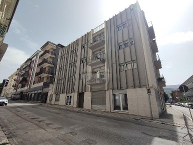 Foto Negozio in XX SETTEMBRE, L'Aquila di 215 m² con 2 locali in vendita