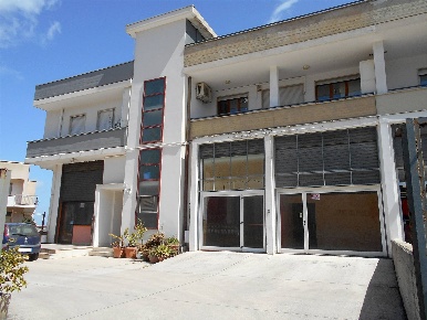 Foto Negozio in Via G. di Vittorio, Noci Centro di 300 m² con 4 locali